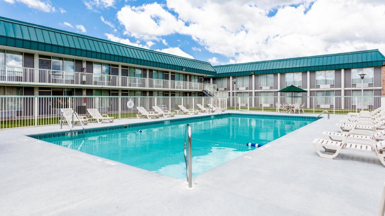 Red Roof Inn & Suites Dekalb Luaran gambar