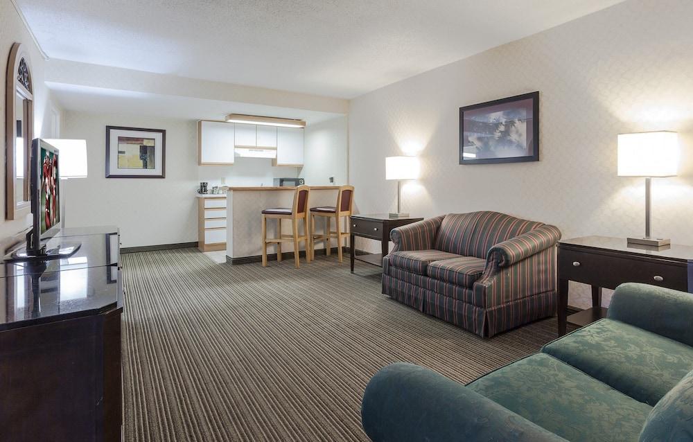Red Roof Inn & Suites Dekalb Luaran gambar