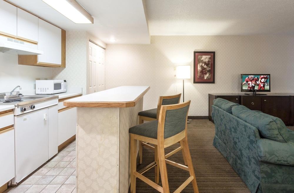 Red Roof Inn & Suites Dekalb Luaran gambar