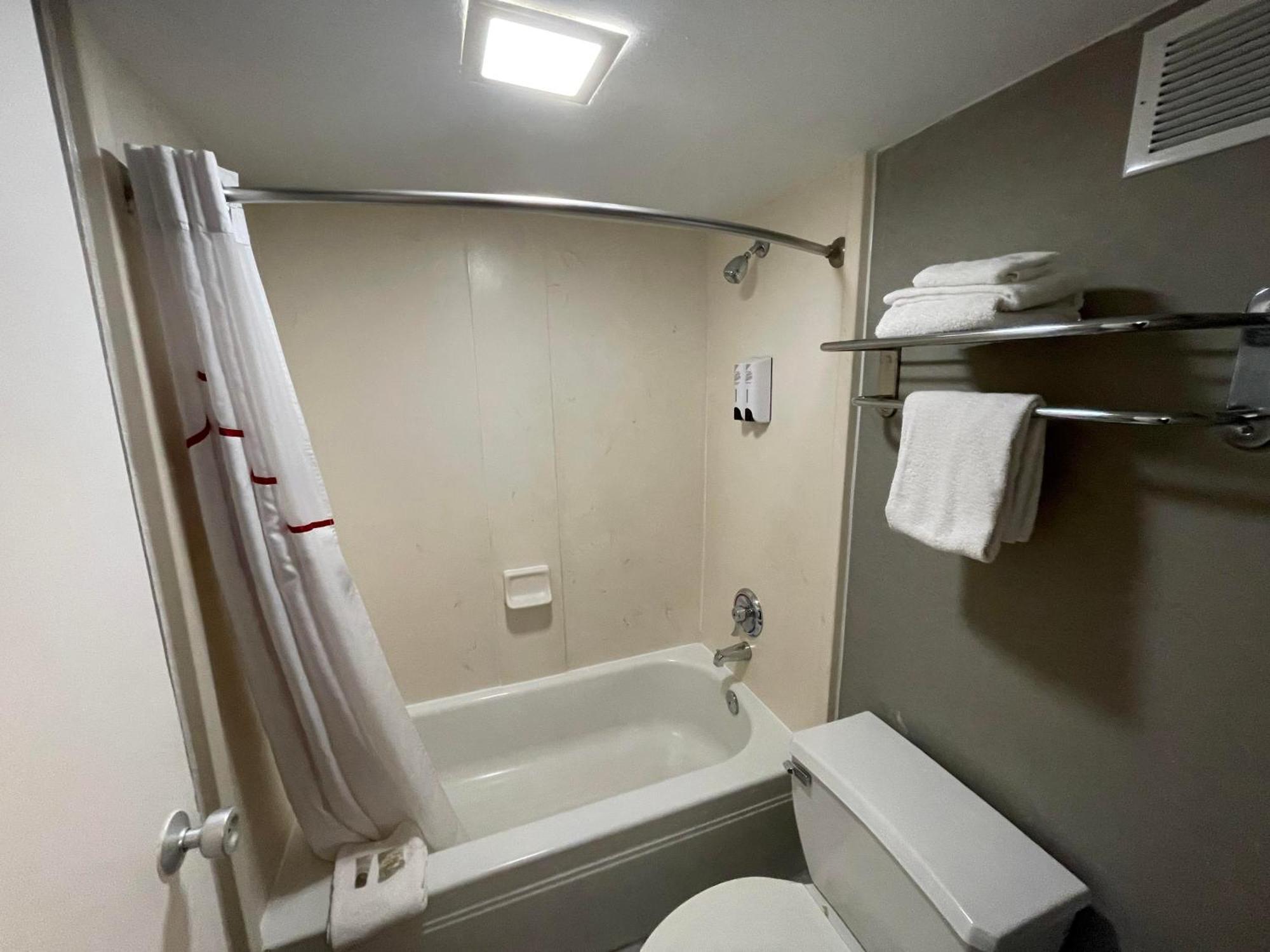 Red Roof Inn & Suites Dekalb Luaran gambar