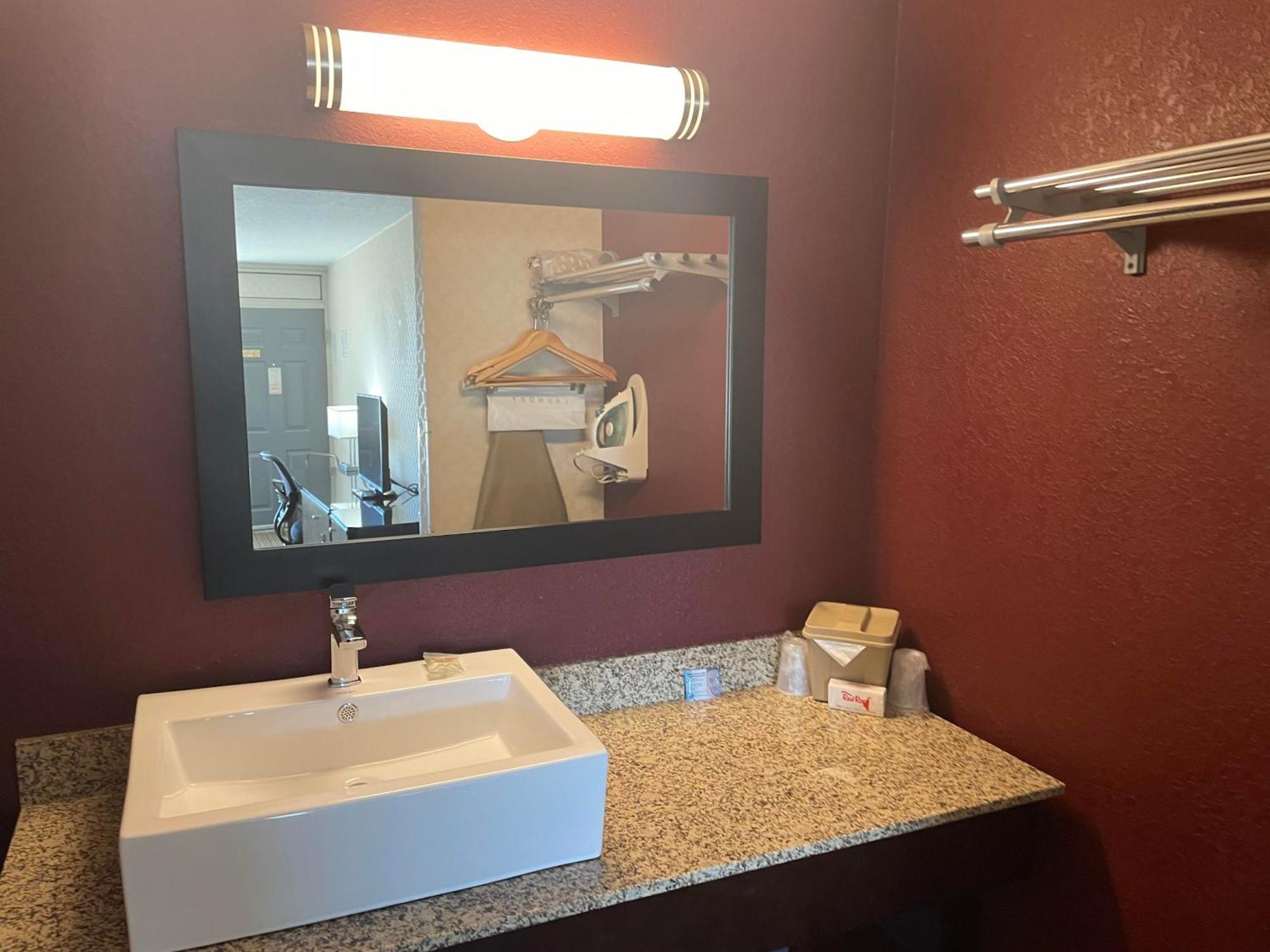 Red Roof Inn & Suites Dekalb Luaran gambar