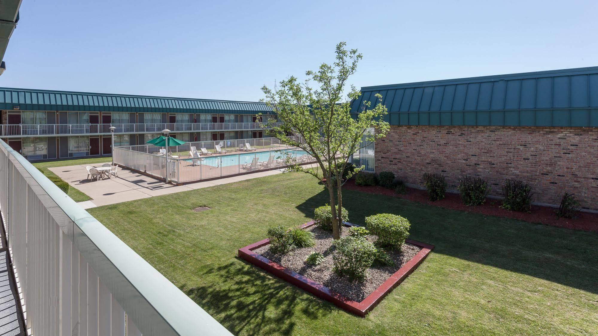 Red Roof Inn & Suites Dekalb Luaran gambar